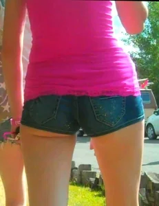 Skinny babe in denim shorts with a nice gap showing ass cheeks