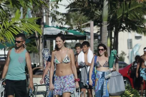 Deerfield Beach girls in bikinis