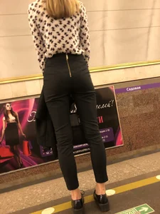 Girl in Black Pants Subway Creepshot on the Escalator - Hot Ass