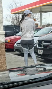 Girl With Chunky Ass in Grey Yoga Pants at the Store And on the Parking Lot Candid Pics