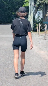 AMAZING very slim Girl in short black legging. oc
