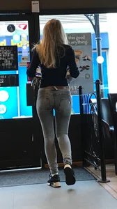 Blonde babe with a nice ass getting lunch in leggings and jeans