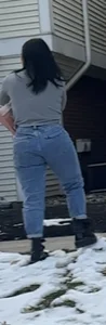 Latina in jeans