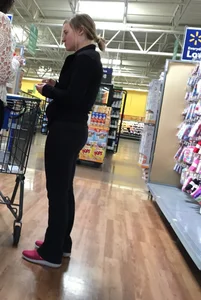 Blonde milf with a nice ass and vtl in leggings on her knees bending over