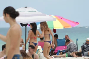 Candid Florida beach and bikini girls
