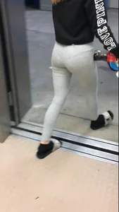 Sexy ass girl in the elevator in grey leggings with vpl