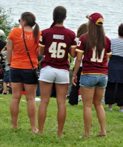 3 Washington friends in short shorts