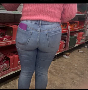 Nerdy butterface pawg with an amazing ass