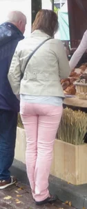 New candid strete market milfs wearing tight jeans