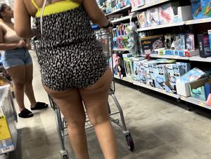 Walmart Chick can’t contain her phat ass