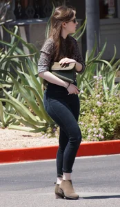 Thick booty brunette with nice ass in tight black jeans