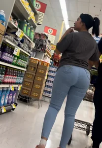 Juicy🍑 latina in tight jeans