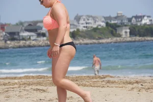 Thick and sexy bikini babe in black and peach bikini outfit