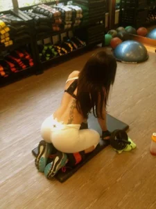 Gym Creepshot Sexy Girl Doing Yoga in Yoga Pants