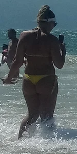 Big booty white chick in a yellow thong at the beach