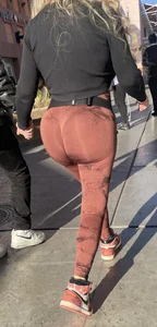 Sexy BBL in brown leggings