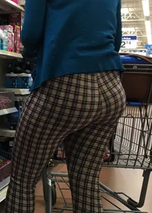 Nice big round booty in tight patterned leggings