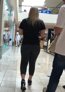 PAWG at the mall in tight grey leggings