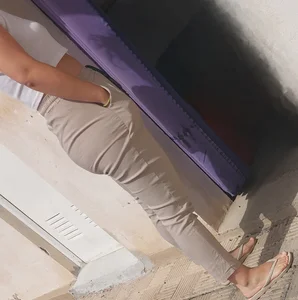 Sport jeans round ass milf