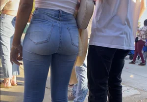 Bubble butt ebony in jean. Nice tits.