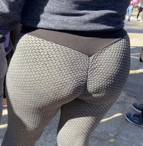 Booty runs in the family! ( 3 Generations of ass!)