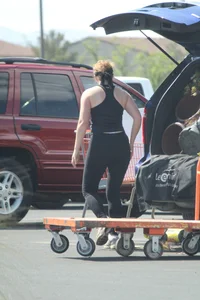 Hoe Depot girl with big booty loading her SUV in leggings with vpl