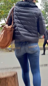 Hot Butt in Tight Blue Jeans on the Mall Escalator Creepshot
