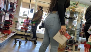 Just a Latina in jeans here …🤤
