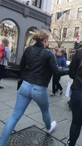 Candid babe with a nice ass in tight jeans