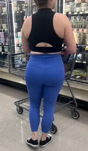 White momma in blue leggings at store