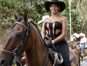 Latina cowgirls gitty up! Non OC