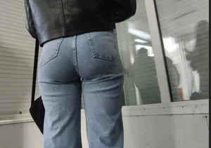 Girl with a round ass🍑