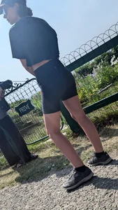 AMAZING very slim Girl in short black legging. oc