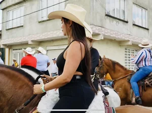 Latina cowgirls gitty up! Non OC