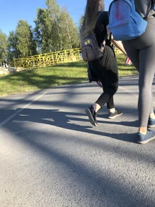 Skinny Girl in Grey Leggings Walking Past the Camera Candid Photos Gallery