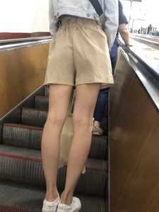 Sexy Slim Candid Legs on the Subway Escalator Closeups