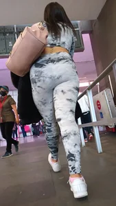 Latina culona en leggings