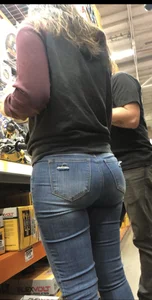 Plump booty in jeans