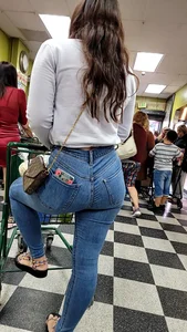 Latina in tight jeans (good set)