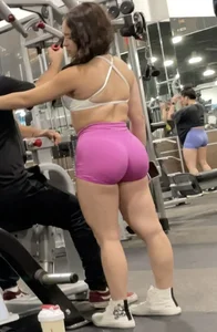 Chunky candid girl in pink spandex shorts gym creepshot