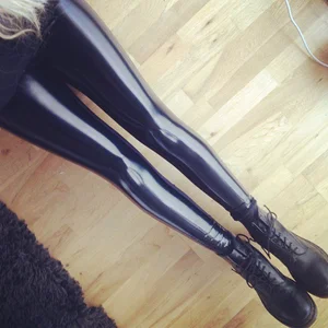 Hot Skinny Teen JB in Leggings Home Candid