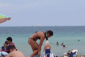 Candid Florida beach and bikini girls