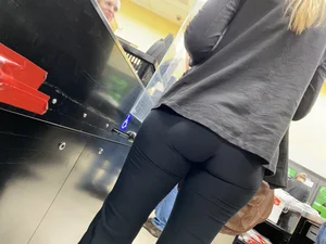 Hottt blonde milf got a nice ass.
