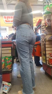 Latina big buttocks/perras nalgotas en jeans [oc]