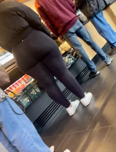THICCC BOOTY in Starbucks (first upload)