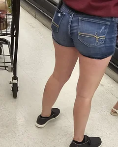 Nice MILF legs in tight shorts