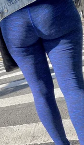 Amazing ass in blue yoga pants