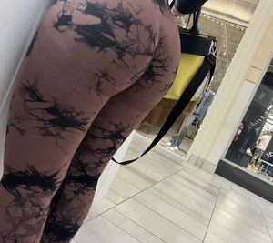 Fit Latina shopping (oc)