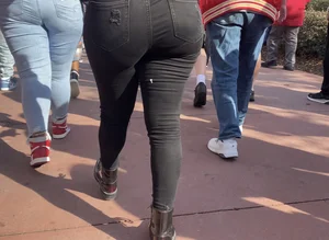 Fat booty black girl in tight black jeans! Strong VPL