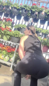 Couple milfs bend for me
